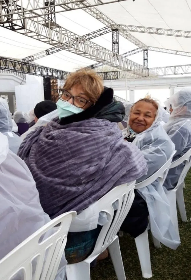 날씨에 대한 영적 이해를 나눈 호주 식구. 짧은 폭풍 동안 몸을 감싸고 있는 모습