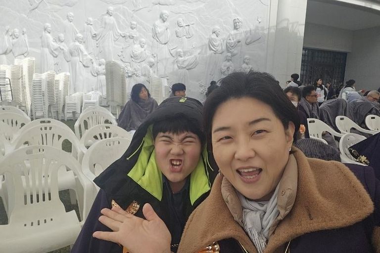 이인경과 그녀의 아들이 프로그램 시작 몇 분 전 천원궁 궁전 밖에 있는 모습.jpg