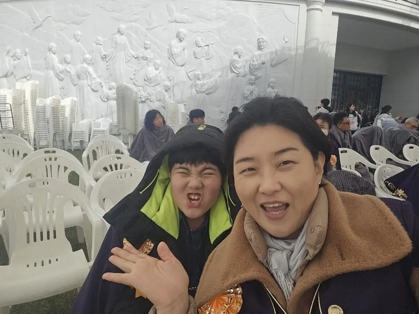 이인경과 그녀의 아들이 프로그램 시작 몇 분 전 천원궁 궁전 밖에 있는 모습.jpg
