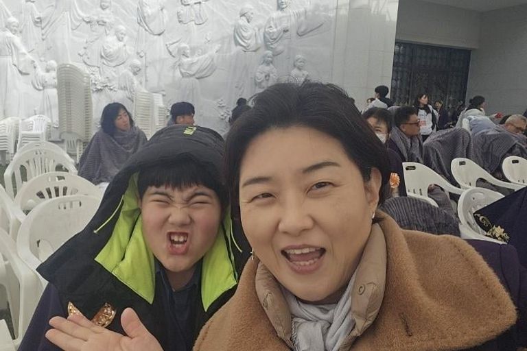 In Gyung Lee and her son outside the Cheon Won Gung Palace minutes before the start of the program.jpg